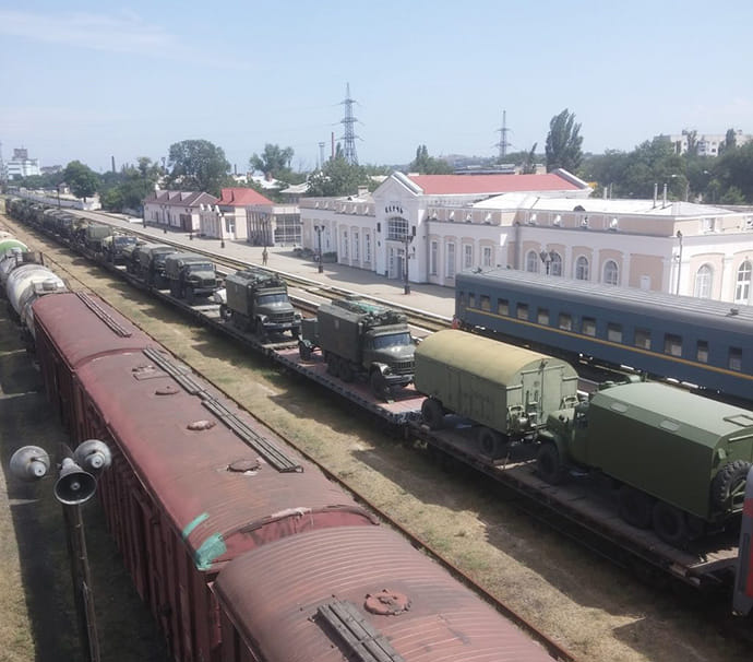 Эшелон военной техники на вокзале