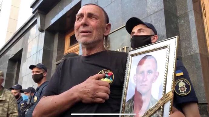 Отец погибшего военного говорит, что суд обязал открыть дело против Зеленского