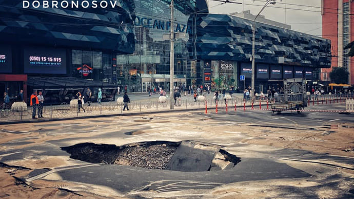 У Києві знову прорвало тепломережу: на дорозі яма, рух перекрили 