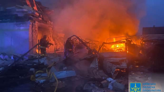 Ракетний удар росіян: на Київщині 4 поранених, пошкоджені будинки і авто 