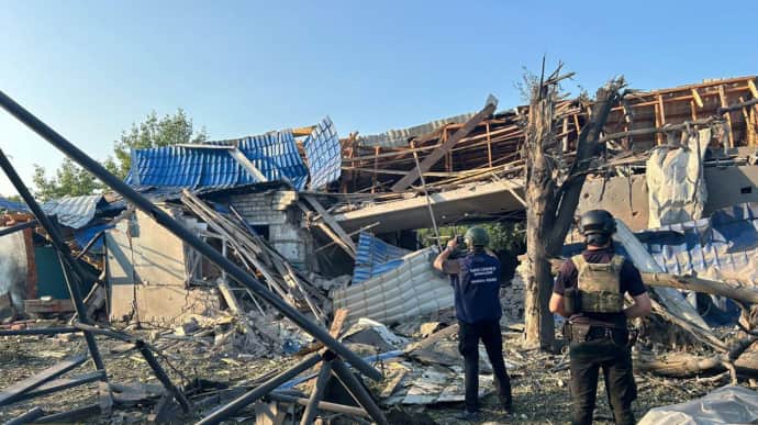 Russians drop guided aerial bombs on Borova, Kharkiv Oblast: houses and café damaged