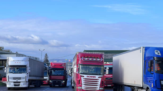 Ситуація на кордоні з Польщею складна: Шегині блокують у денний час, всього в чергах - 3700 вантажівок