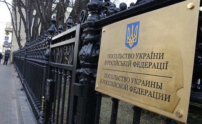Украинское посольство в Москве закидали яйцами