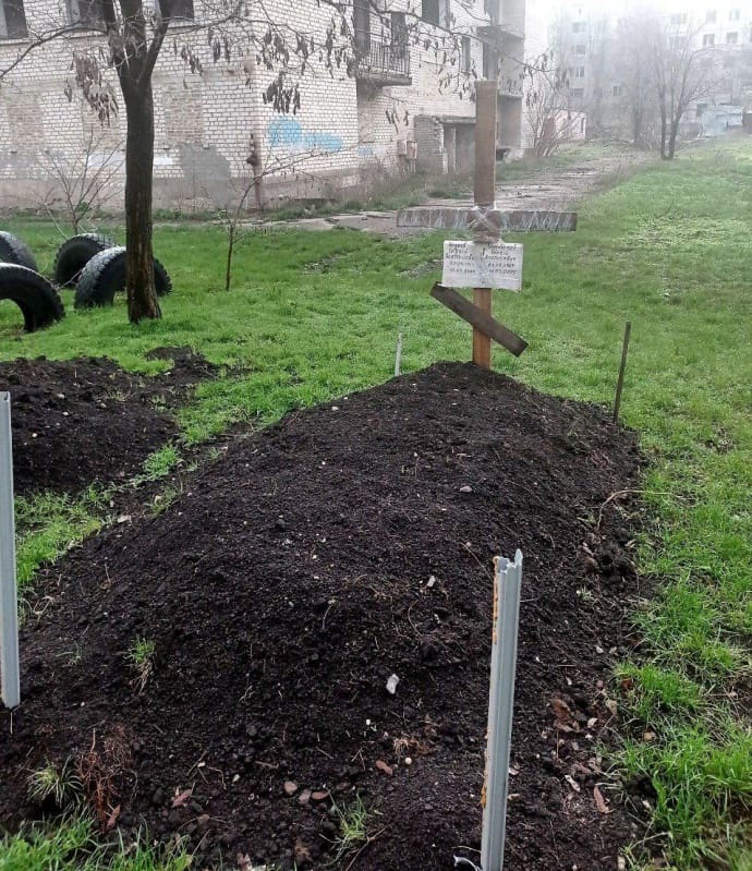 Между къщите в Покровск започнаха да се появяват граждански гробове