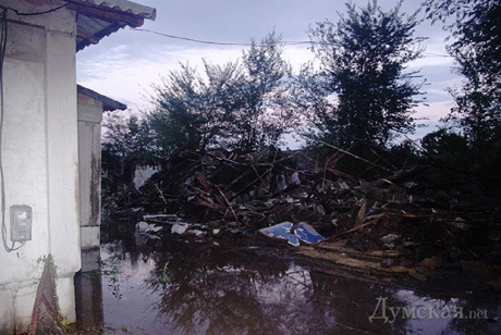 Внаслідок тривалого дощу на Одещині підтоплено сотні житлових будинків, сотні людей відселено. Всі фото - dumskaya.net