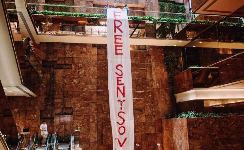 В Башне Трампа вывесили баннер Free Sentsov