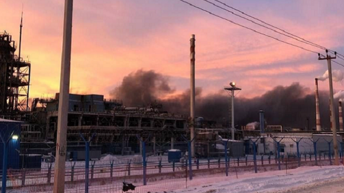 В Татарстане масштабный пожар в промзоне: полыхают 10 тыс. кв. м