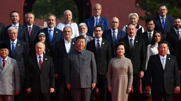В Румунії відреагували на спільне фото своїх експосадовців з Путіним і Кім Чен Ином