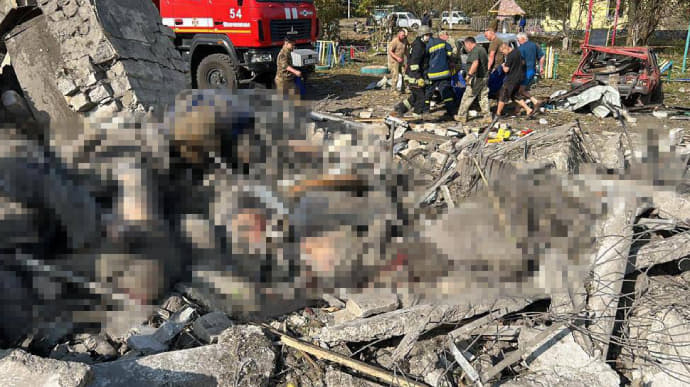 Росіяни вдарили по кафе-магазину на Харківщині: 51 загиблий