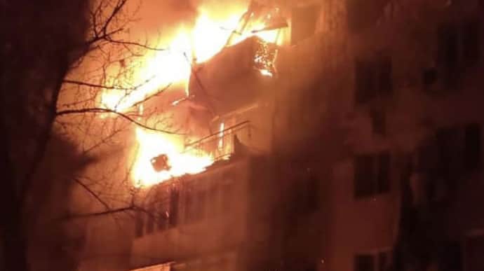 Russian attack on Kherson sets 5-storey building ablaze – photo