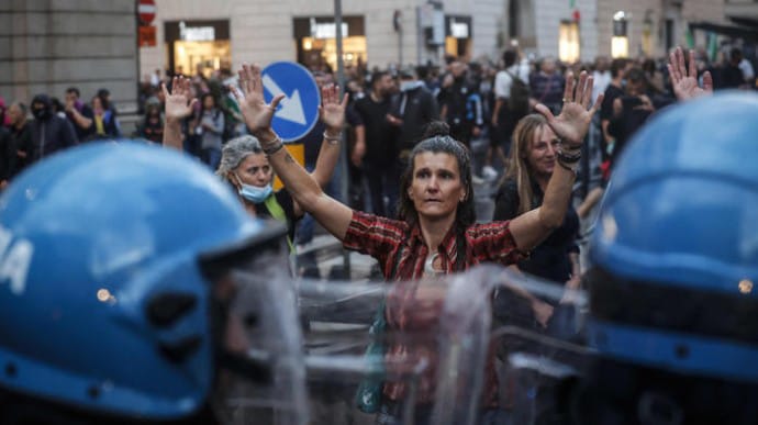 В Риме произошли масштабные столкновения на акции против ковид-паспортов
