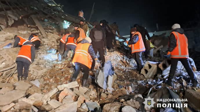 Удар по дому в Великом Бурлуке: погибли 2 жителя, из-под завалов спасли 4 человека