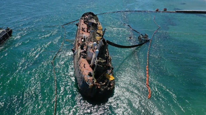 Из затонувшего танкера Делфи снова потекли нефтепродукты