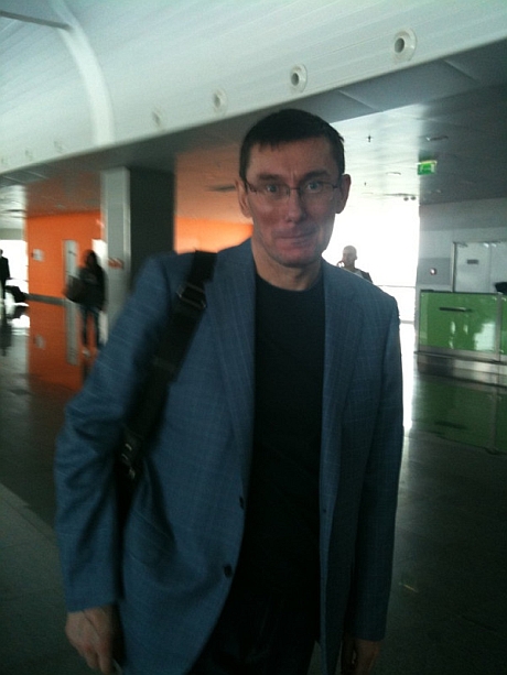 Луценко у Борисполі сідає на літак до Польщі. Фото Оксани Коваленко 