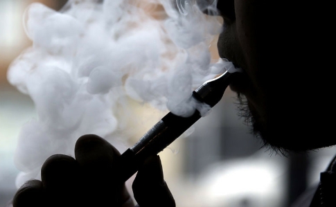 Уряд хоче законодавчо прирівняти електронні сигарети до тютюнових