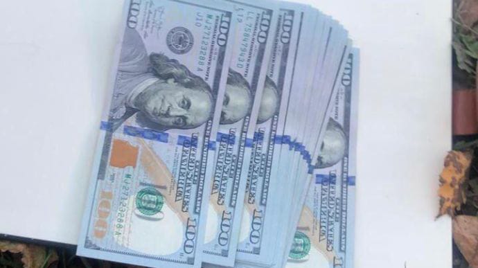 В Буче задержали следователя полиции, который вымогал $4 тысячи