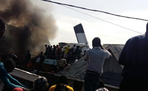 Літак упав на житлові будинки в Конго: 24 загиблих