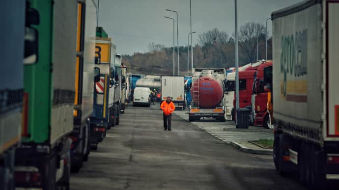 Ukraine requests unlimited transfer of fuel through border from Poland