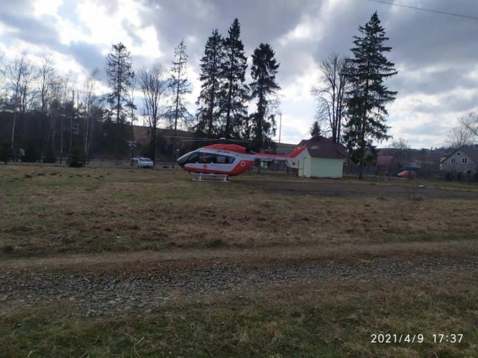  Вперше в Україні: на Львівщині пацієнтку доставили до лікарні гелікоптером (фото)