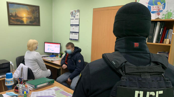 На схемі з фейковою вакцинацією у Києві викрили патрульного та медика: 1 млн навару