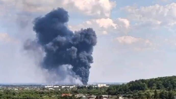 Large-scale fire breaks out on paint factory in Russia's Shebekino