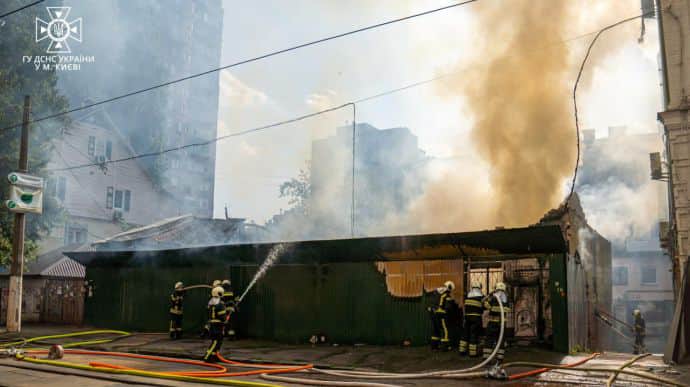 В центре Киева возле проспекта Победы сгорело здание 