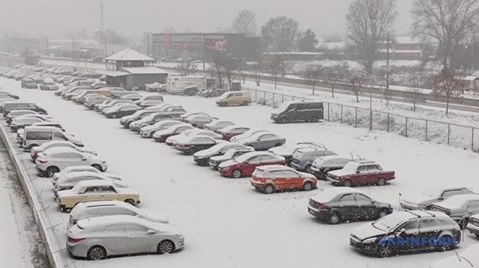 Киевлянам обещают метели и снегопады, просят оставить машины дома