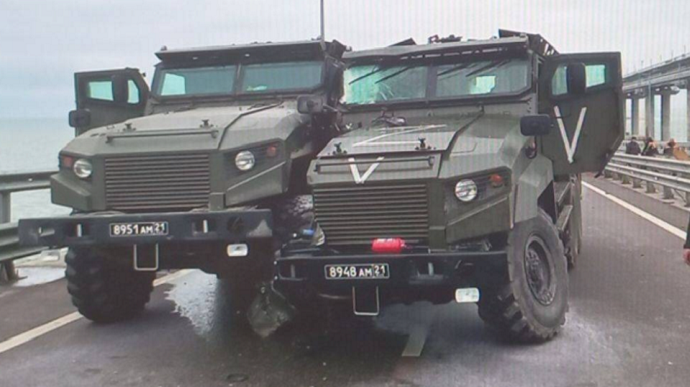 Бронеавтомобілі РФ перевищили швидкість на Керченському мосту: мінус 5 авто ворога – ГУР