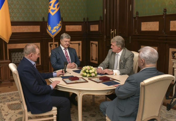 https://img.pravda.com/images/doc/a/d/adda951-poroshenko-zustivsya-prezidenty.jpg