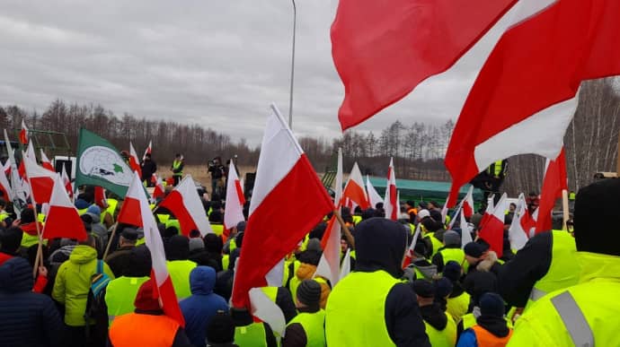В воскресенье польские фермеры попытались заблокировать на границе движение поездов