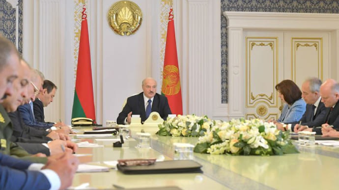 Лукашенко привел армию в боевую готовность на границе с ЄС