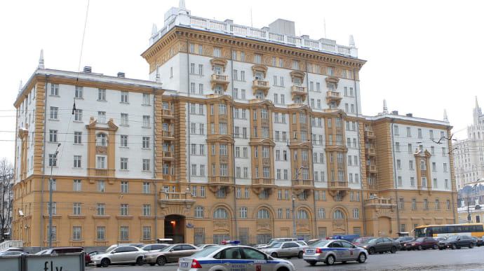 США уволят почти 200 сотрудников посольств в России