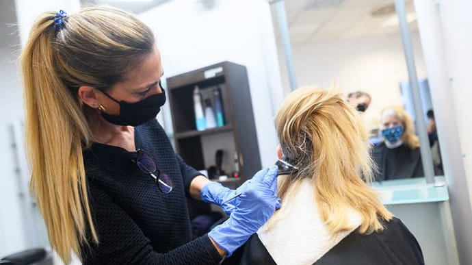 В Германии после двух месяцев запрета снова можно подстричься в парикмахерской