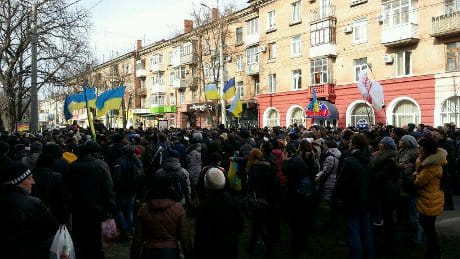 Протестующие по всей Украине штурмуют управления МВД и ОГА