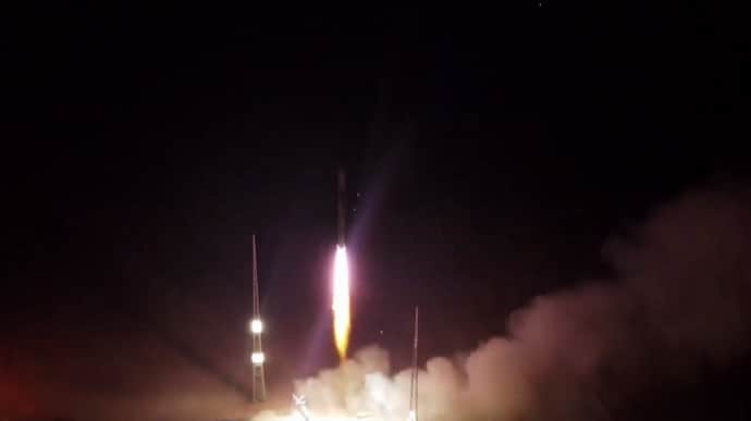 Китайська ракета вивела на орбіту три супутники
