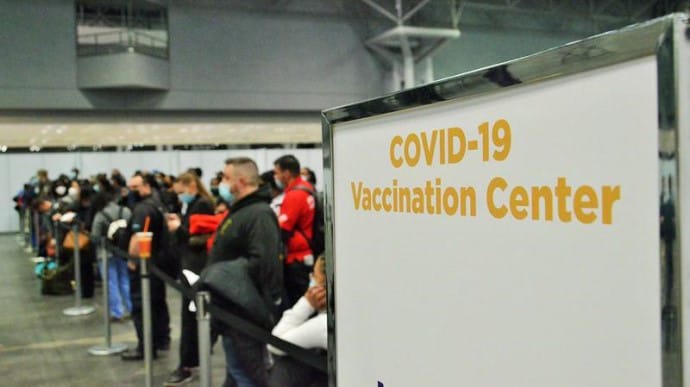 Вчені розповіли, як вакцинація зменшує рівень смертності від коронавірусу