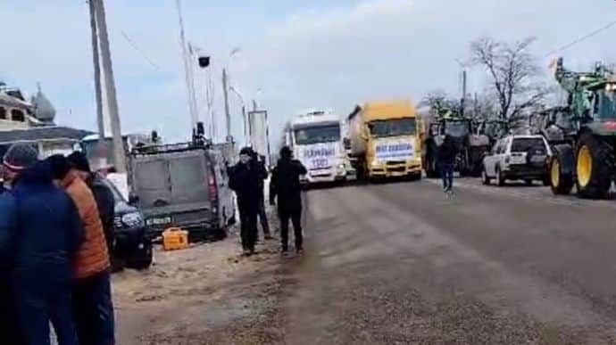 Romanian farmers block lorries at 2 checkpoints on Ukrainian border