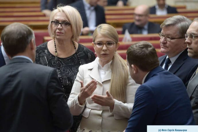 Юлія Тимошенко, як і після перемоги Порошенка, не поспішає критикувати президента, обравши об'єктом критики прем'єра Гончарука