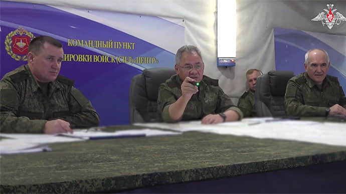 В вертолете и с лазерной указкой: Минобороны РФ показало Шойгу якобы в Украине  