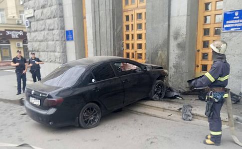 У Харкові авто в’їхало в будівлю міськради, є постраждалий