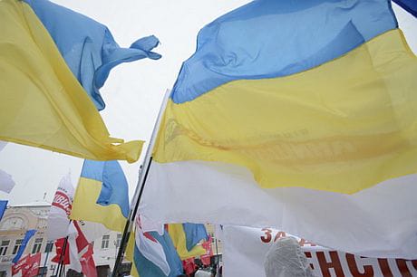 Протестуют против власти в Ужгороде под флагами оппозиции