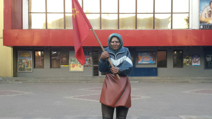 У Бєлгороді встановили пам'ятник бабусі із червоним прапором, простояв лише день