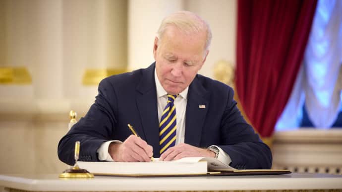 Biden willing to meet with House speaker to discuss Ukraine aid bill