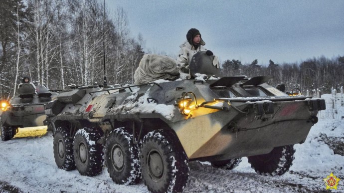 Russians take military equipment and soldiers to Belarusian border with Ukraine