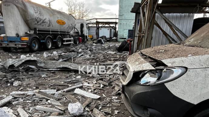 В Киеве обломки ракеты упали на детсад и жилой дом, горят машины. Есть пострадавшие