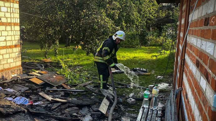 Нічна атака Шахедів на Київщині: уламки пошкодили 22 будинки і поранити людину  