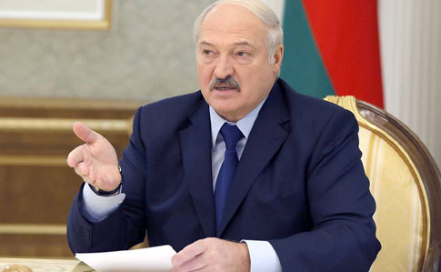 Лукашенко в целях безопасности мобильный приносит адъютант