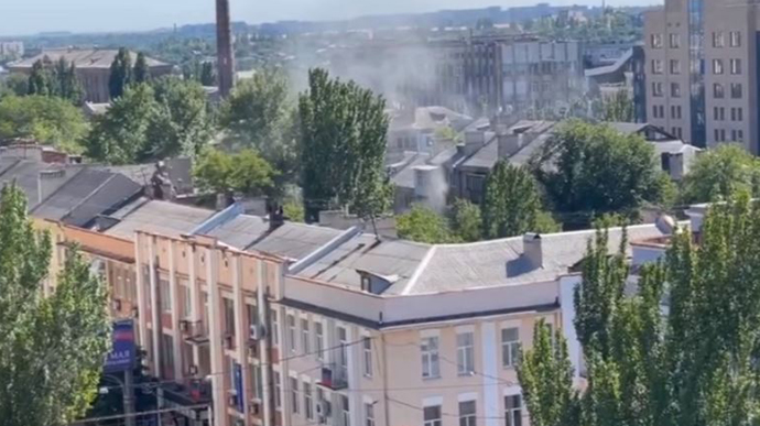 Біля адміністрації Пушиліна у центрі Донецька прогриміли вибухи 