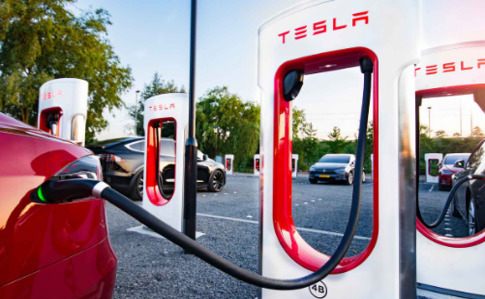 Маск анонсував появу Tesla Supercharger в Україні