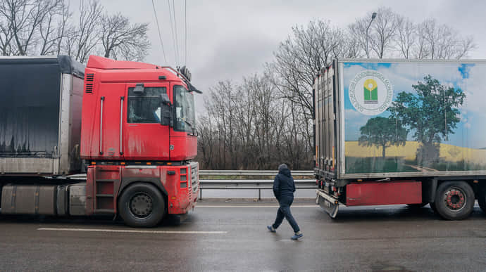 Romanian farmers block lorry traffic from Ukraine again